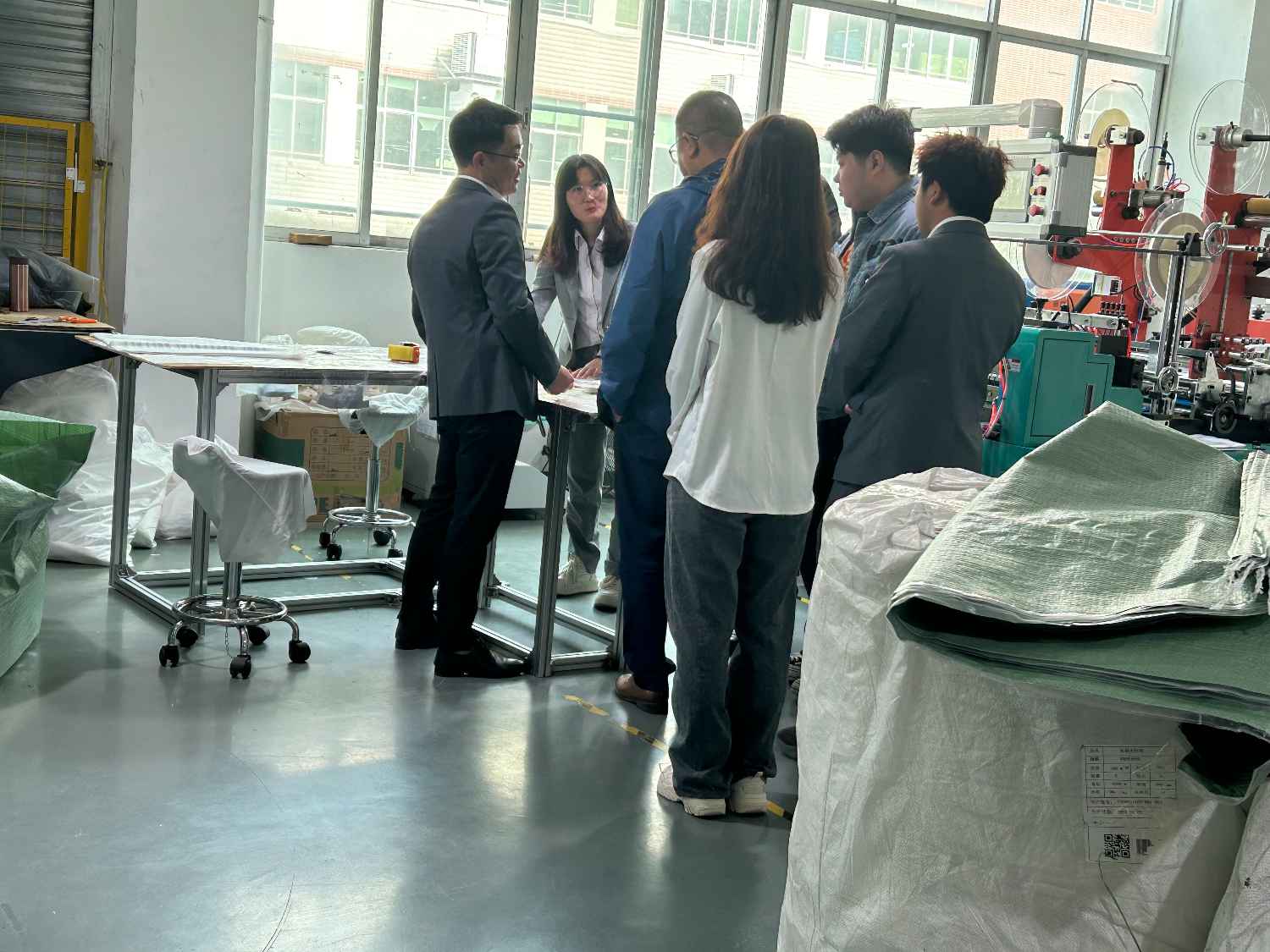 国际合作伙伴深度考察，共谋发展 —— 外国客户访问玩彩网科技生产车间(图3)