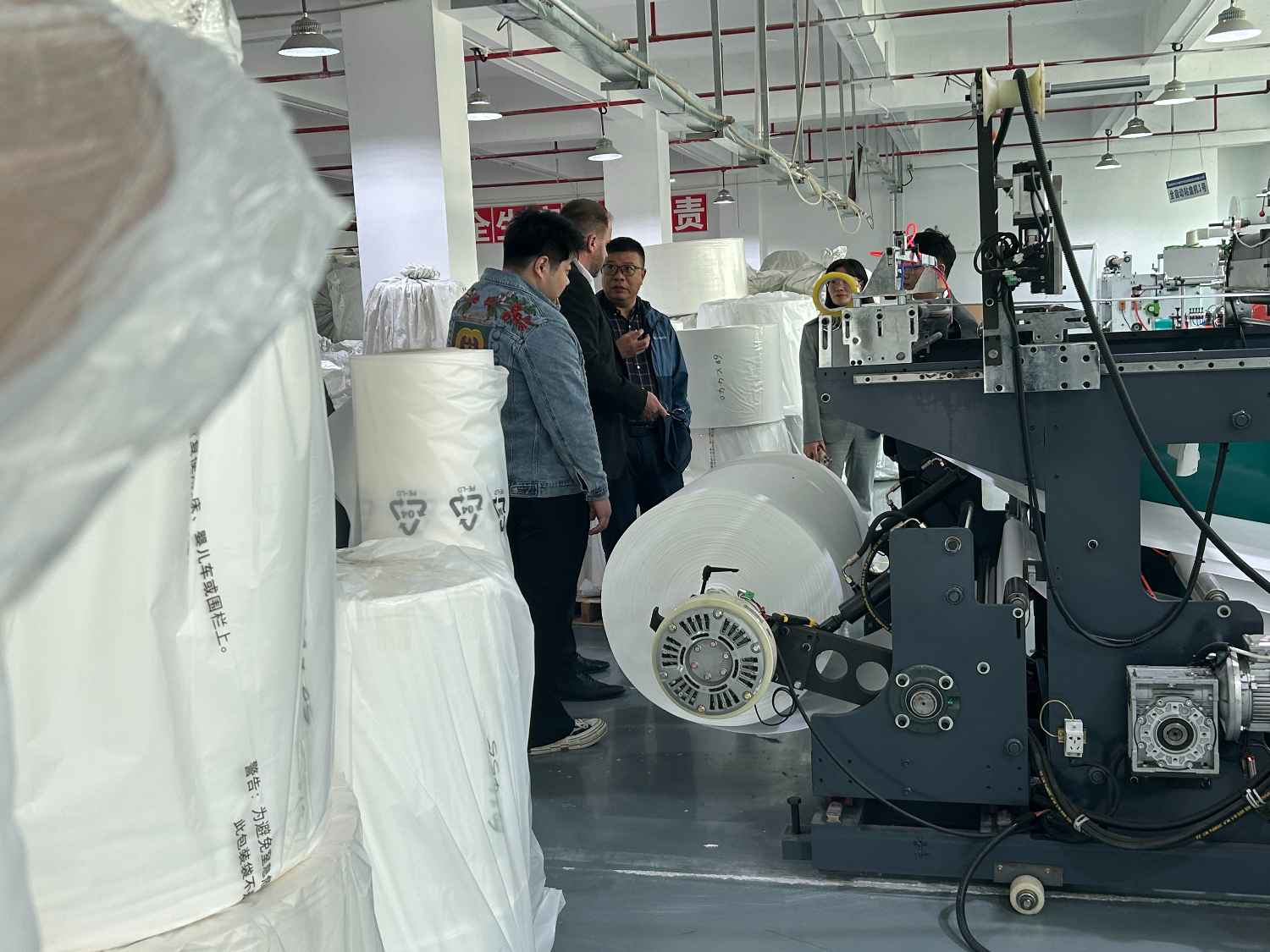 国际合作伙伴深度考察，共谋发展 —— 外国客户访问玩彩网科技生产车间(图4)